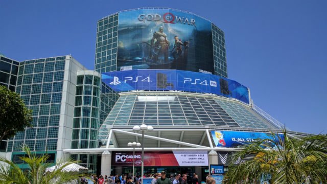 E32017_Crowd02