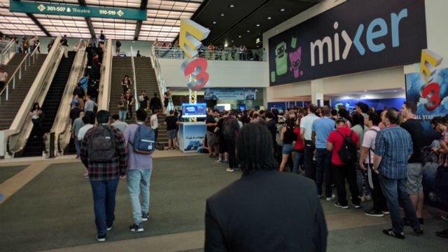E32017_Crowd03