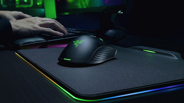 Razer Mamba HyperFlux and Razer Firefly HyperFlux Review hands