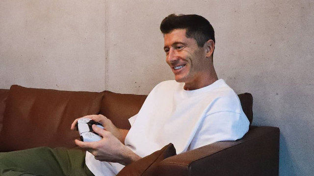 Bayern Munich Robert Lewandowski PS5 Instagram couch