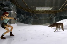 Tomb Raider Remastered: Lara Croft about to shoot at a wolf.