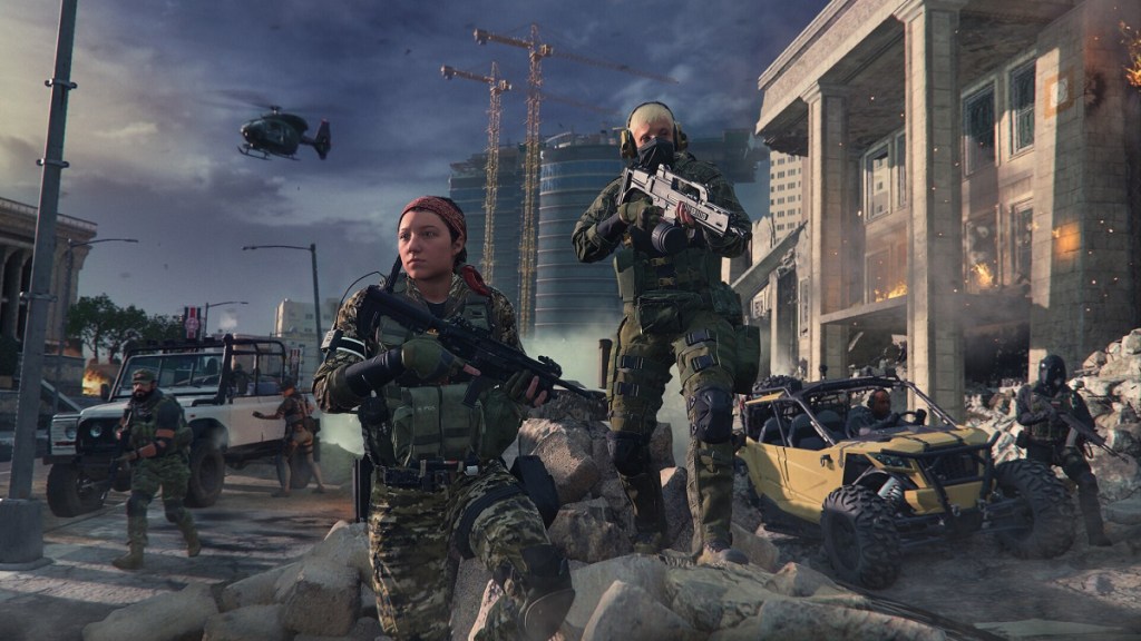 Modern Warfare 3: soldiers preparing for battle in a war-torn area.