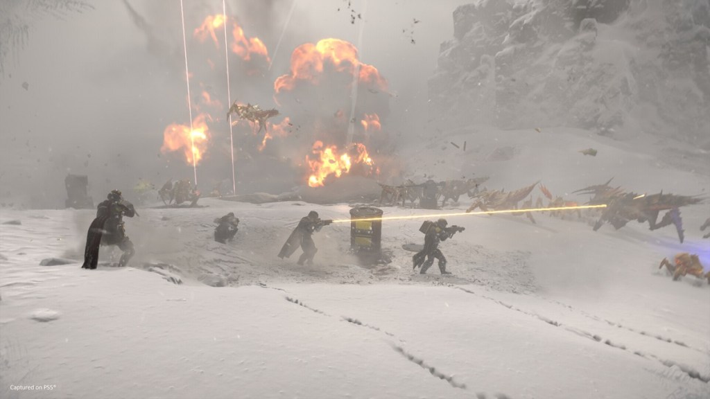 Helldivers 2 : des soldats se battent dans la neige alors que des explosions se déclenchent en arrière-plan.