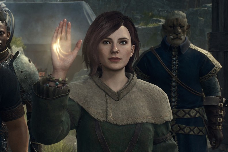 Dragon's Dogma 2: a woman Pawn holds up her hand that's glowing.