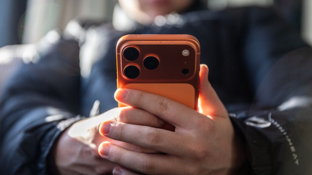 Should I Update to iOS 26.2?’ Trends Amid iPhone Battery Life Concerns