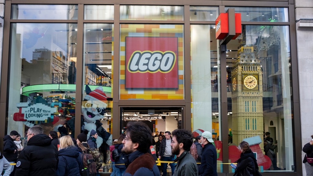 LEGO’s New 2102-Piece Set Is the Ultimate Puppy Build