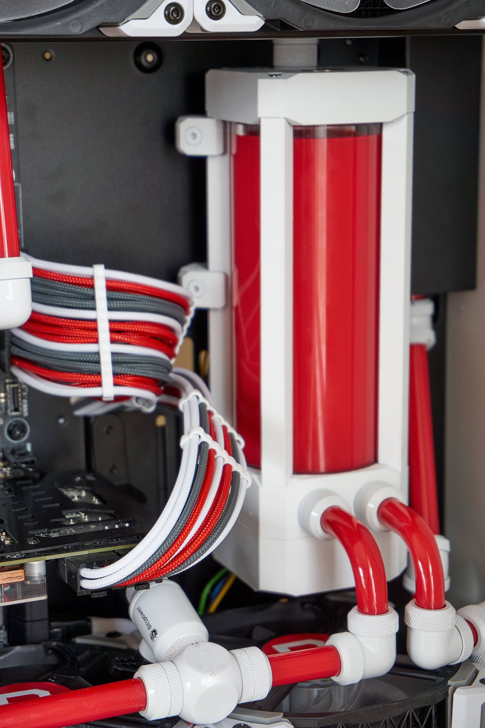 Gaming PC of the Month: WallyWest's White Zenith Gaming Build #5