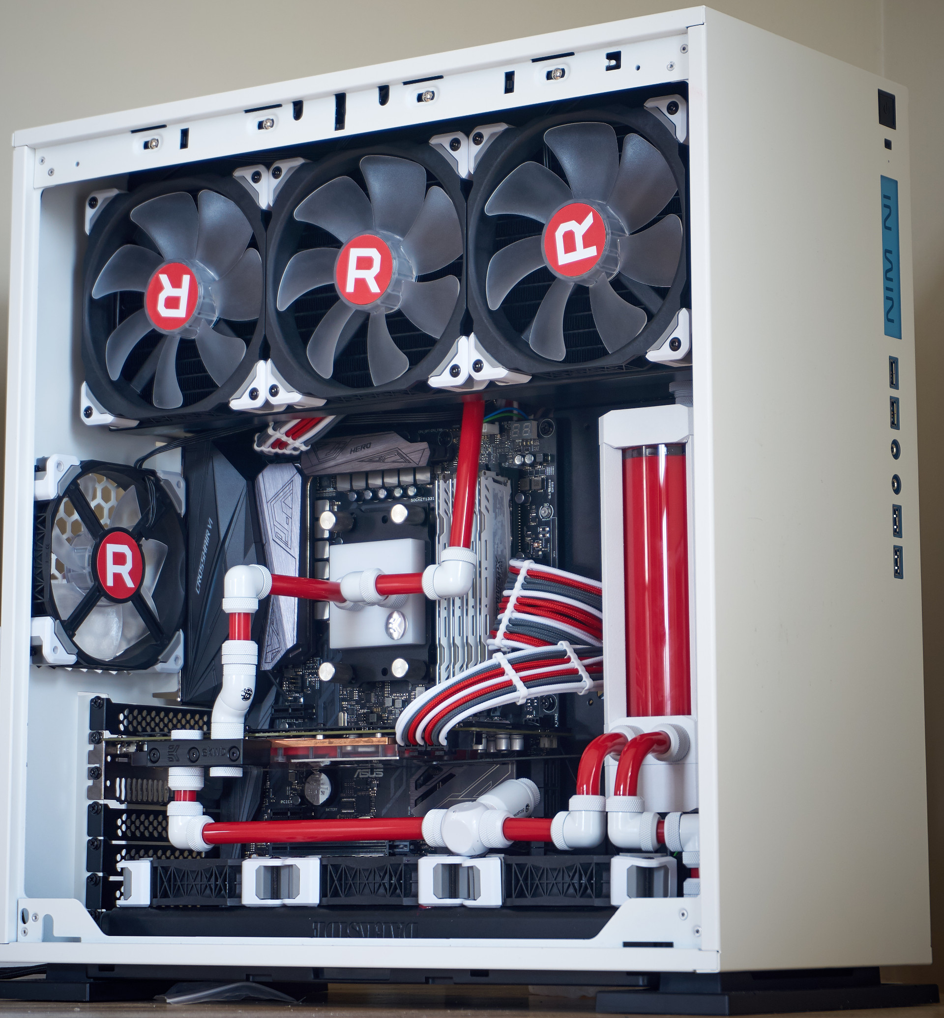 Gaming PC of the Month: WallyWest's White Zenith Gaming Build #20